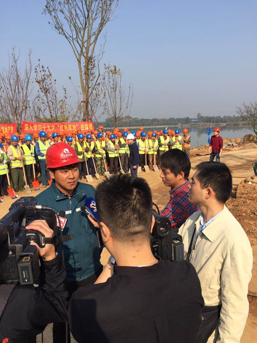 東湖綠道二期建設(shè)者 積極學(xué)習(xí)貫徹十九大精神2_副本.jpg